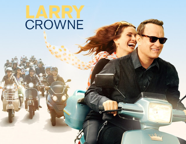 Tom Hanks e Julia Roberts estão andando em uma velha moto azul. - Larry Crowne Filme